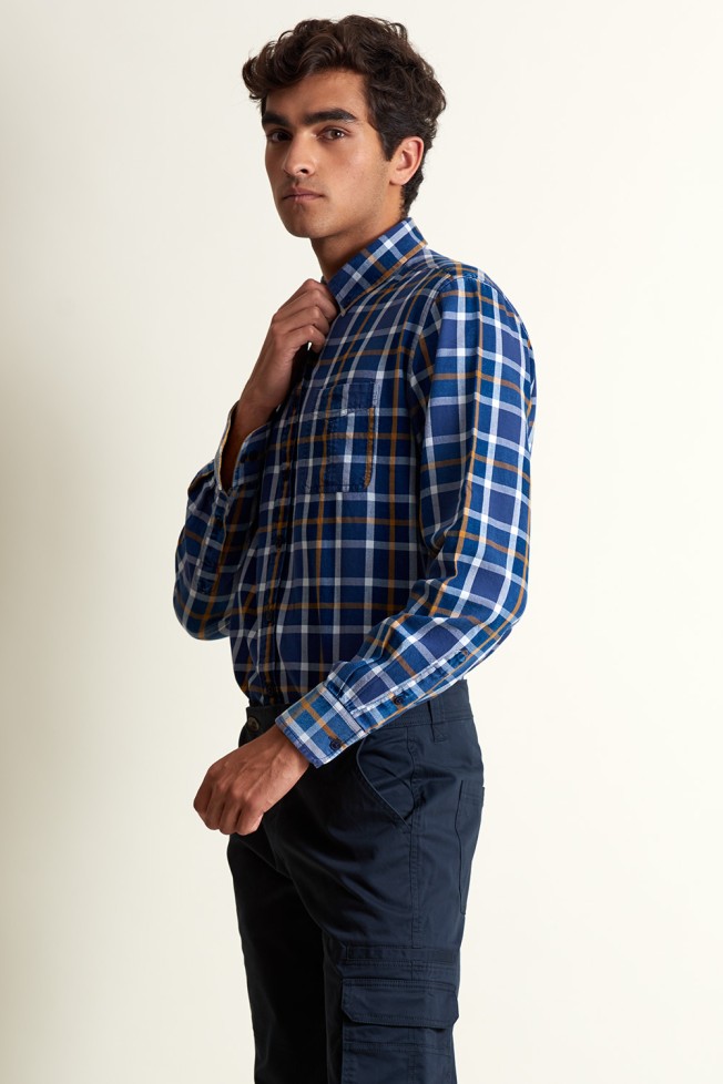 Camisa deportiva ajustada  Camisa deportiva ajustada