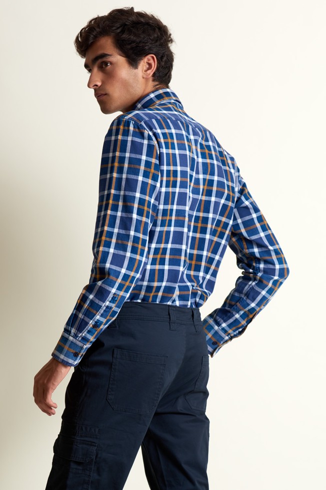 Camisa deportiva ajustada  Camisa deportiva ajustada