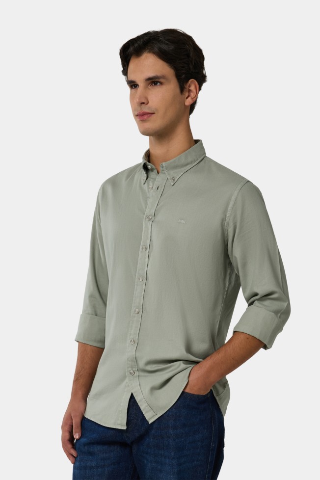 Camisa slim fit em algodão Camisa slim fit em algodão