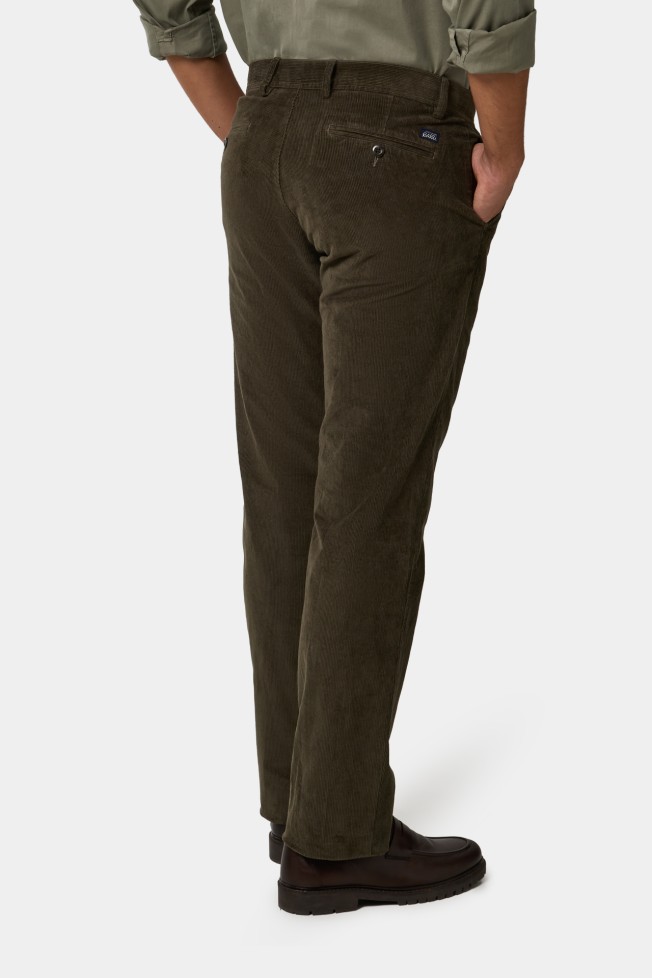 Pantalones chinos de corte regular en pana Pantalones chinos de corte regular en pana