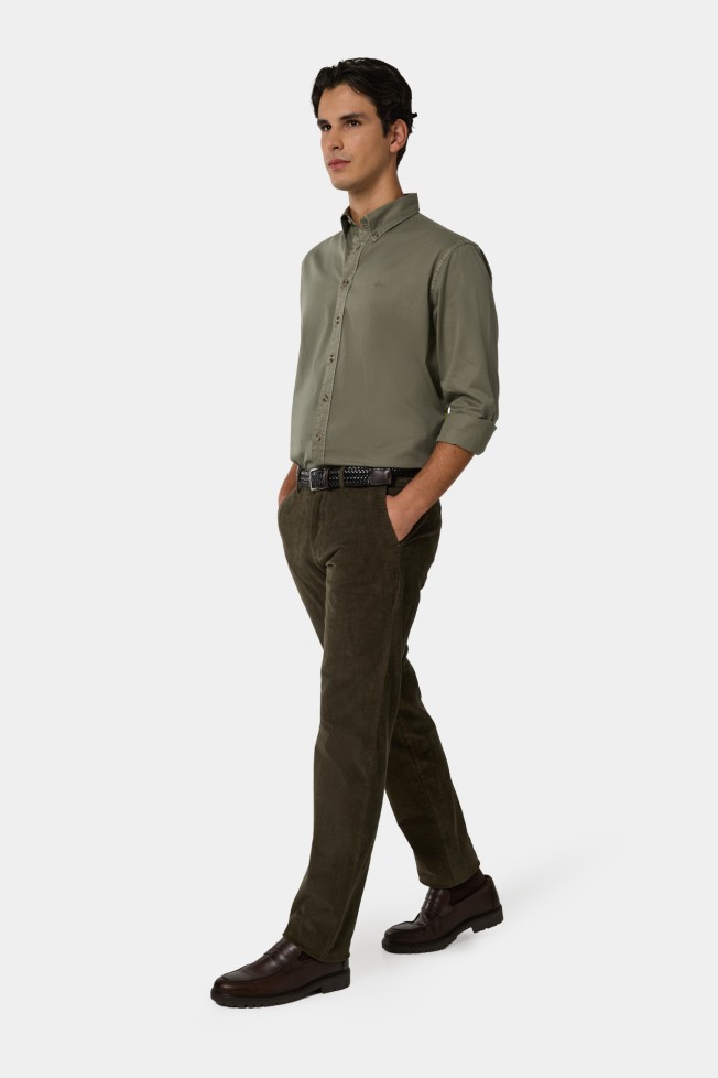 Pantalones chinos de corte regular en pana Pantalones chinos de corte regular en pana