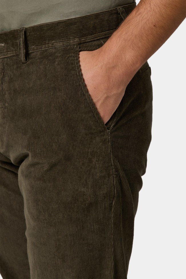 Pantalones chinos de corte regular en pana Pantalones chinos de corte regular en pana