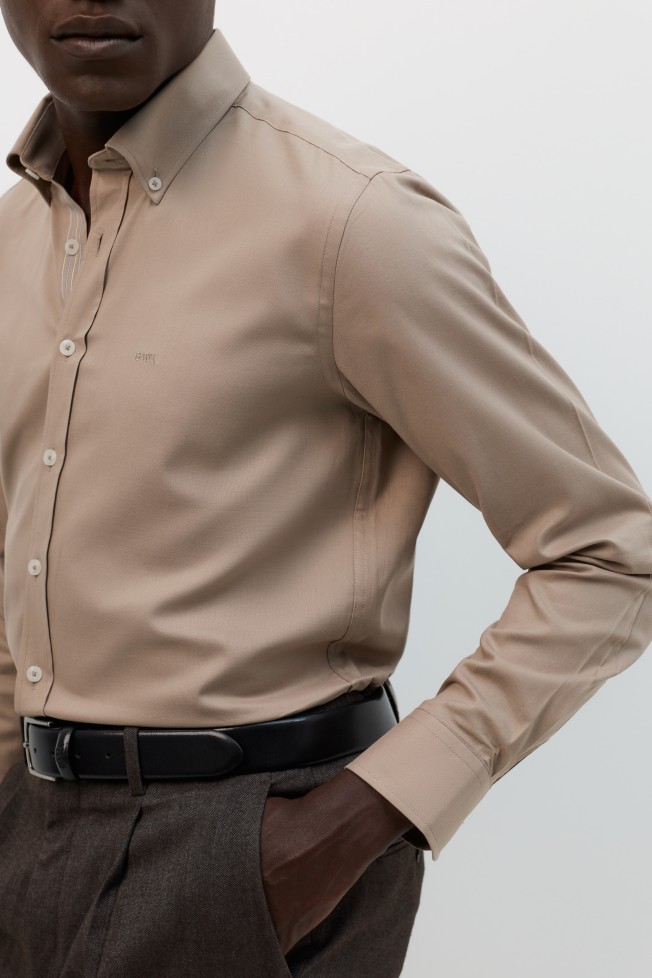 Camisa Oxford de corte regular en beige Camisa Oxford de corte regular en beige