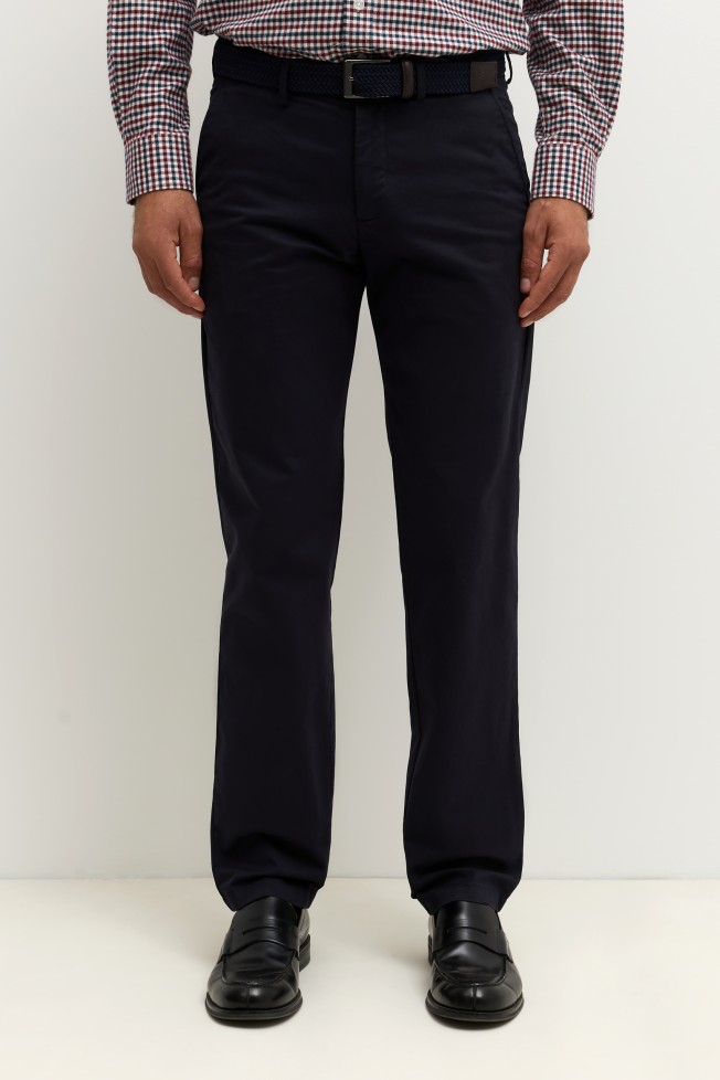 Pantalones chinos de corte regular en azul marino