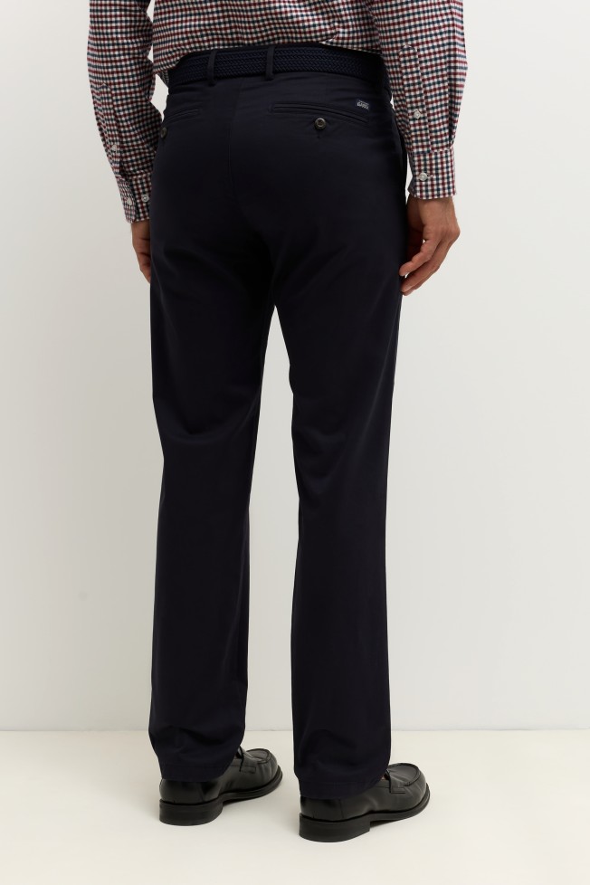 Pantalones chinos de corte regular en azul marino