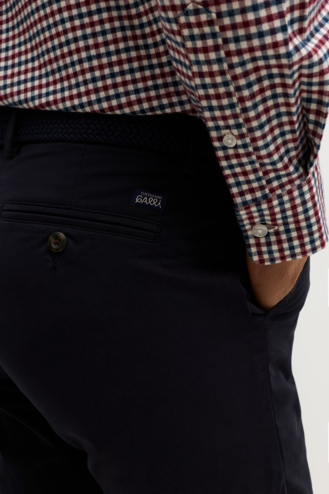 Pantalones chinos de corte regular en azul marino